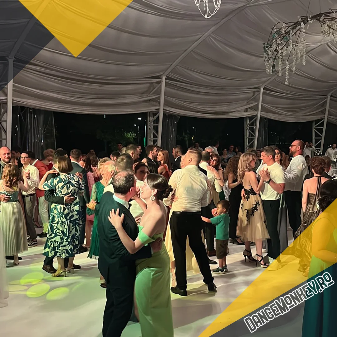 dj pentru botez mixand si invitatii dansand pe ringul de dans.
