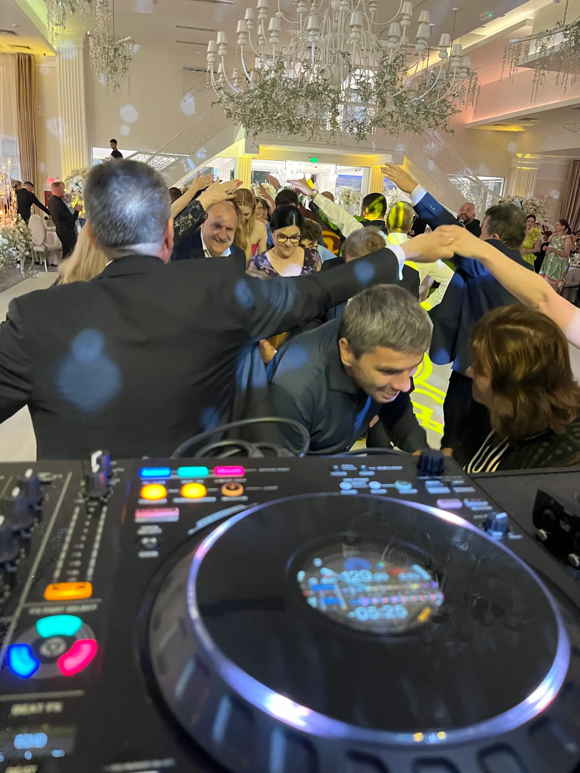 DJ mixând live la o nuntă în București