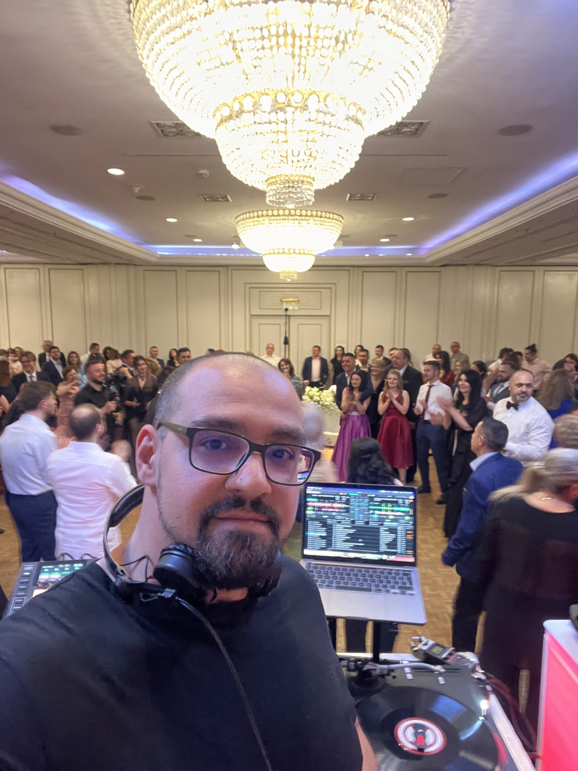 dj nep mixeaza la o nunta si peste 150 de oameni danseaza