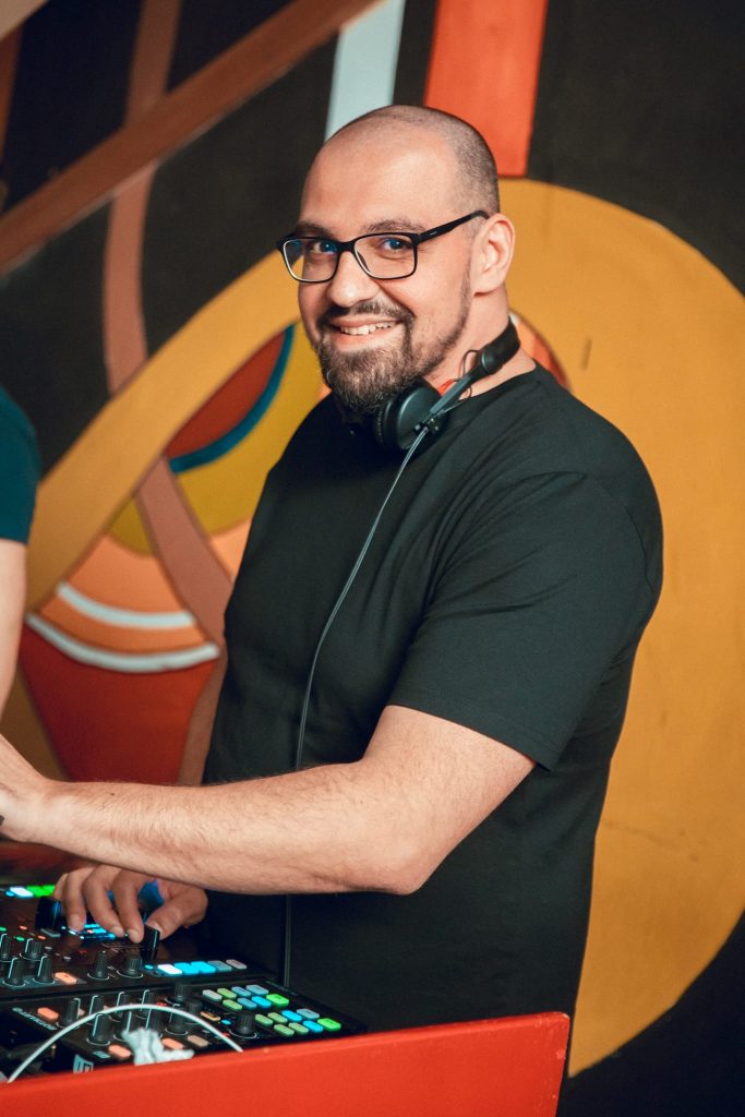 dj nep de la dancemonkey.ro in timp ce mixeaza la o petrecere in true social club