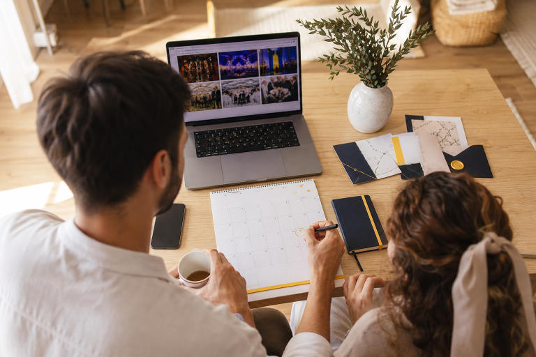 Miri analizând calendarul nunții și opțiunile de DJ imediat după stabilirea datei