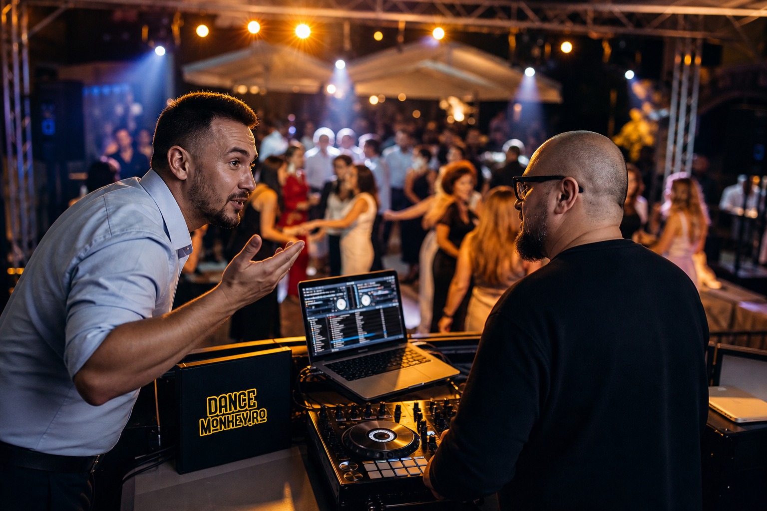 Invitat care face o cerere muzicală DJ-ului, în timp ce ringul de dans rămâne animat.