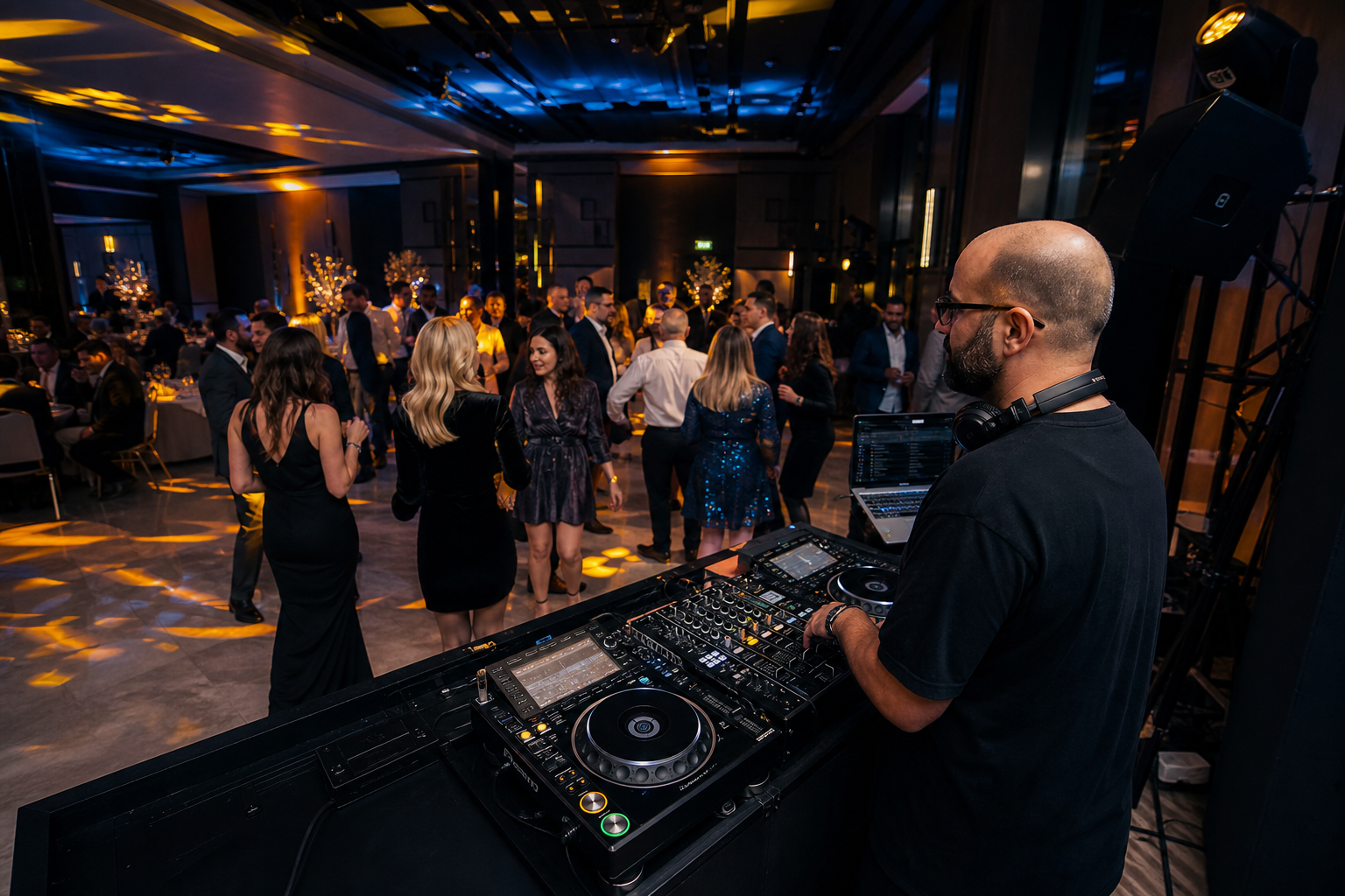 DJ urmărește reacția colegilor care intră treptat pe ring la o petrecere corporate de final de an.