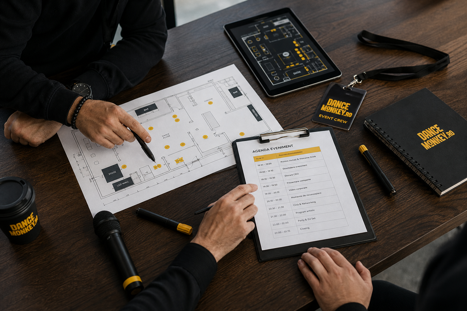 Event manager și specialist audio planifică agenda și amplasarea tehnică pentru un eveniment corporate.