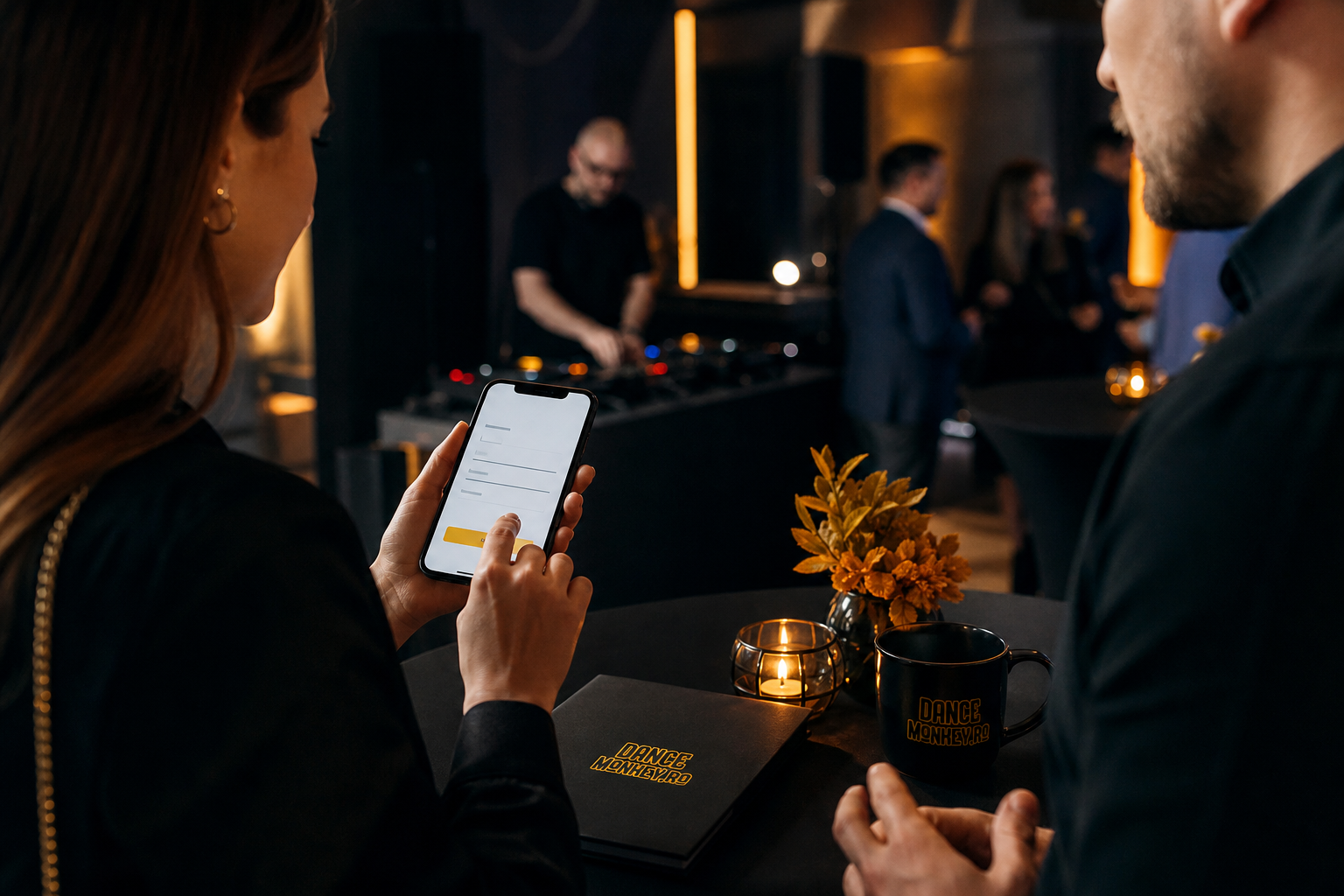 Invitată transmite o recomandare muzicală prin telefon la un eveniment corporate.