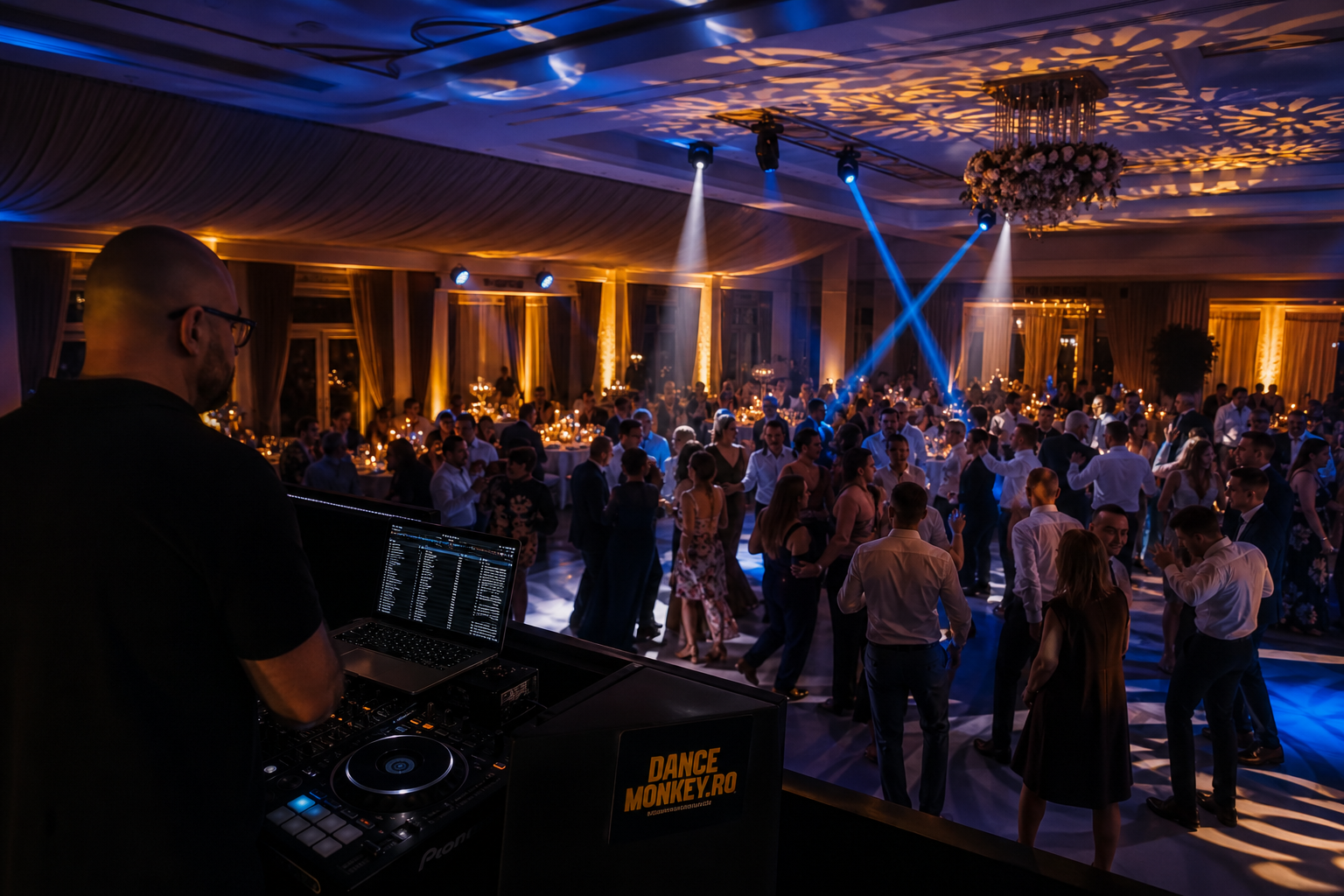 Invitați dansând pe un ring luminat dinamic, în timp ce mesele rămân într-o lumină caldă și discretă.