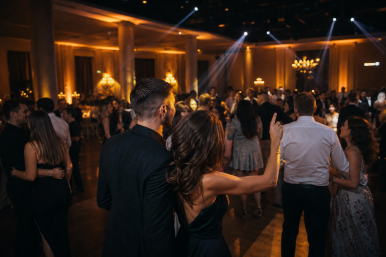 Ring de dans la nuntă, conturat de lumină ambientală caldă și fascicule discrete de moving heads